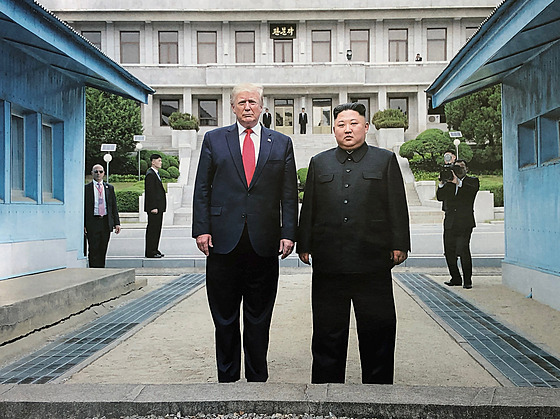 Donald Trump a Kim �ong-un v demilitarizované zón� p�i setkání v �ervnu 2019