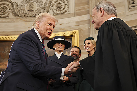 Donald Trump slo�il p�ísahu v den své prezidentské inaugurace v Rotund�...
