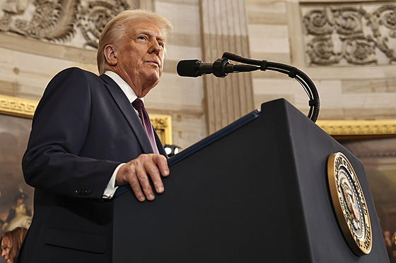 Donald Trump slo�il p�ísahu v den své prezidentské inaugurace v Rotund�...