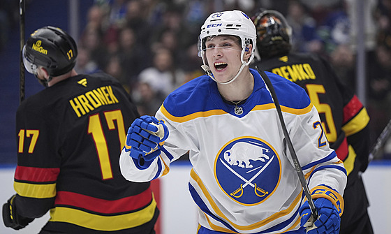 Ji�í Kulich z Buffala oslavuje trefu proti Vancouveru.