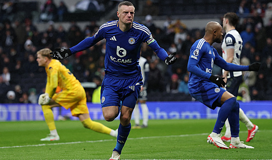 Jamie Vardy z Leicesteru slaví gól proti Tottenhamu, za ním ve �lutém p�ekonaný...