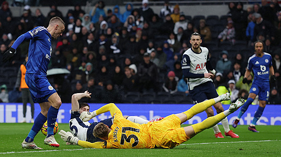 Branká� Tottenhamu Antonín Kinský (ve �lutém) se sna�í zabránit gólu v utkání s...