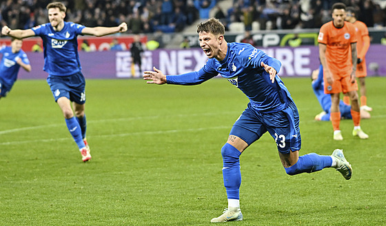 Adam Hlo�ek z Hoffenheimu slaví gól v utkání s Frankfurtem.