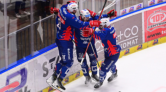Radost pardubických hokejist� z gólu proti Olomouci.