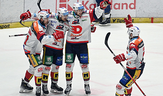 Hokejisté Pardubic slaví vstelenou branku v zápase s Kladnem.