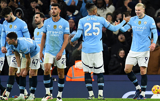 Erling Haaland z Manchesteru City slaví se spoluhrái gól v utkání proti...