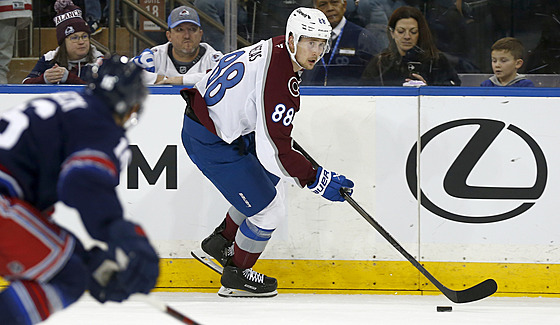 Martin Ne�as z Colorada kontroluje puk v utkání s New York Rangers.