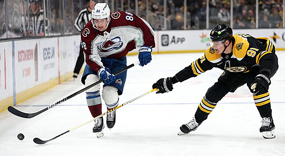 Martin Ne�as z Colorada se sna�í proniknout kolem Nikity Zadorova z Bostonu.
