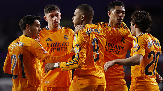 Kylian Mbappé se raduje se spoluhrá�i z Realu Madrid po gólu proti Valladolidu.