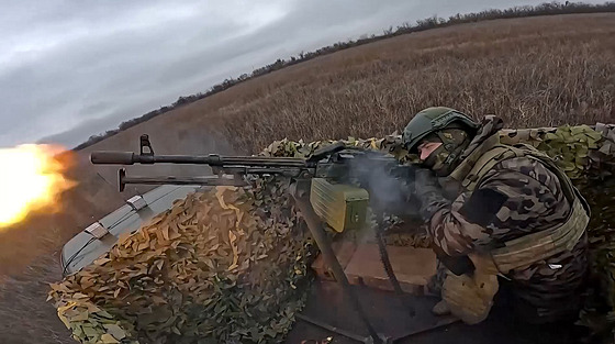 Ruský voják se sna�í sest�elit ukrajinský dron na blí�e neur�eném míst� na...