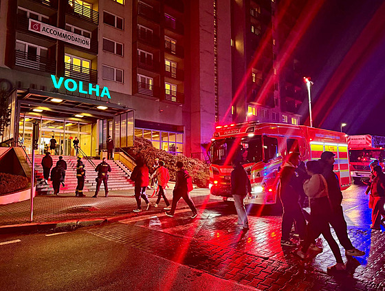 Zásah hasi�� p�i po�áru kuchy�ky na koleji Volha v pra�ských Kunraticích (28....