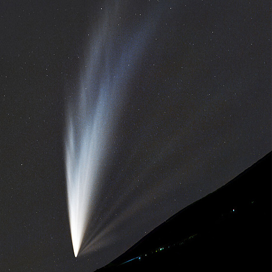 Snímek �Mnoho ohon� komety G3 ATLAS�, vyfocen astronomy v Chile. (26. ledna...