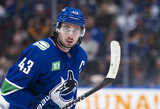 Americký zadák Quinn Hughes, hv�zdný obránce hokejového Vancouveru