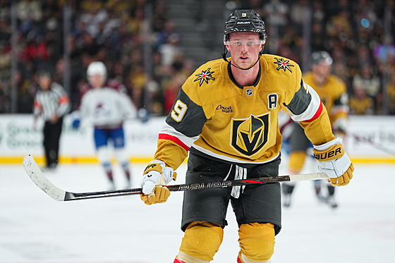 Americký útoník Jack Eichel psobí ve Vegas.