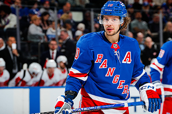 Hokejový útoník Artmij Panarin (10) v dresu New York Rangers