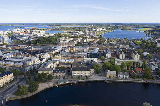 �ást �védského m�sta Karlstad, které je protkané jezery. �áste�n� ho obklopuje...