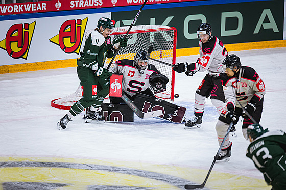 Joel Kellman (vpravo dole), úto�ník Färjestadu, otevírá skóre semifinálové...