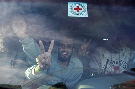 Izrael propustil v�ech 200 palestinských v�z�� ve vým�n� za �ty�i rukojmí. (25....