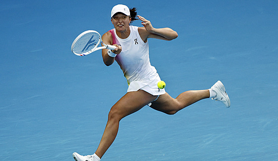 Polská tenistka Iga �wiateková hraje forhend v osmifinále Australian Open.