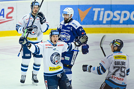 Liberecký úto�ník Michal Bulí� se raduje z gólu proti Komet�.