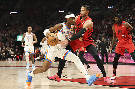 Shai Gilgeous-Alexander proniká ke ko�i v utkání s Portlandem.