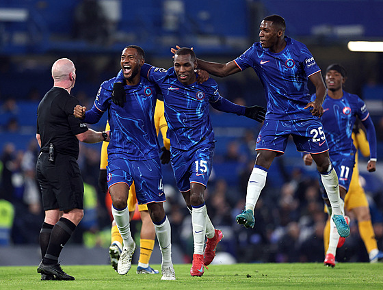 Fotbalisté Chelsea se radují z gólu proti Wolverhamptonu.