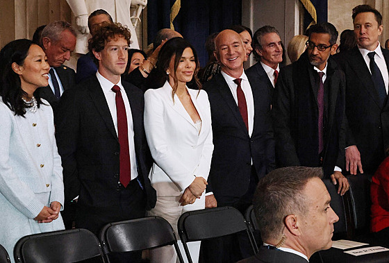 Zleva doprava: man�elka majitele Mety Marka Zuckerberga Priscilla Chanová,...