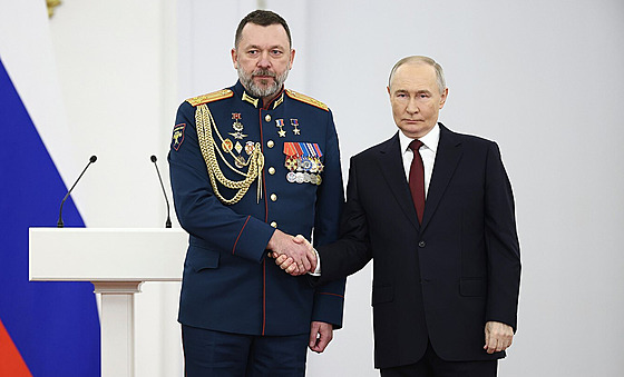 Místop�edseda obranného výboru ruské Státní dumy Dmitrij Sablin získává od...