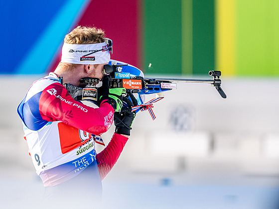 Vít�zslav Hornig st�ílí na ter�e b�hem mu�ské �tafety v Anterselv�.