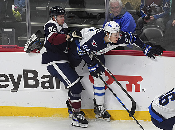 Ivan Ivan (vlevo) v souboji u hrazení s Loganem Stanleym.