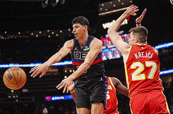 Simone Fontecchio p�ihrává mí�e p�ed bránícím Vítem Krej�ím.