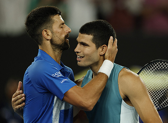 Novak Djokovi� s Carlosem Alcarazem po �tvrtinálovém souboji.
