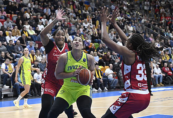 Brionna Jonesová se sna�í probít p�es bránící hrá�ky Zaragozy.