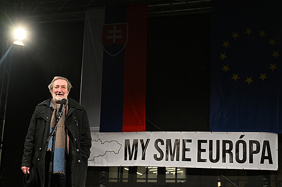 Slováci protestují proti vlád� Roberta Fica. Snímek pochází z Bratislavy, kde...