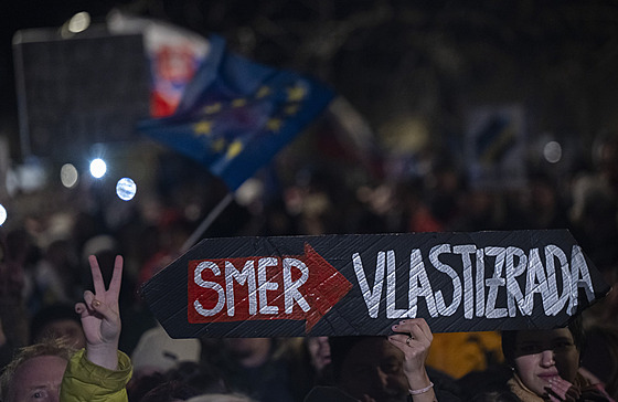 Slováci protestují proti vlád� premiéra Roberta Fica. Snímek pochází z...