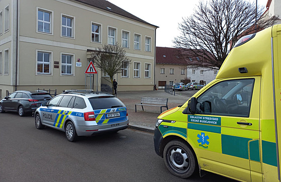 Policisté �áka zadr�eli, ale p�ed základní �kolou v Rudolfov� z�stává zhruba...