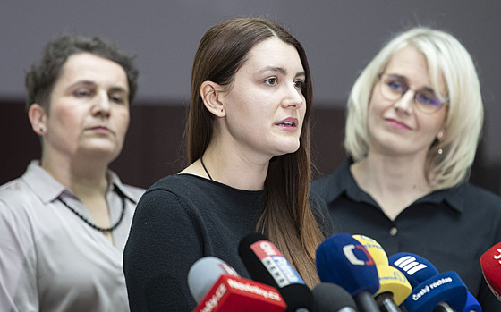 Poslankyn� Marie Jílková, Klára Kocmanová a Martina Ochodnická ve Sn�movn�.