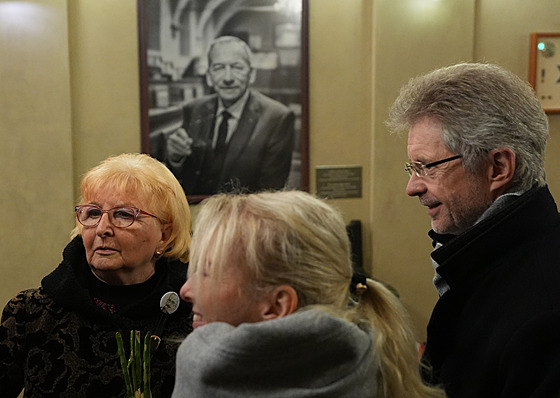 Vzpomínka na bývalého �éfa Senátu Jaroslava Kuberu u jeho lavi�ky v horní...