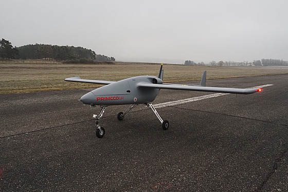 Dron, který slou�í k �í�ení mobilního signálu na leti�ti v Písku.