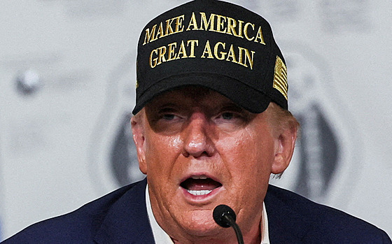 Americký prezident Donald Trump p�i náv�t�v� po�áry zpusto�eného Los Angeles...