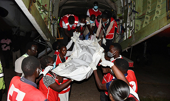 Pracovníci jihosúdánského �erveného k�í�e po leteckém ne�t�stí v Ji�ním Súdánu....