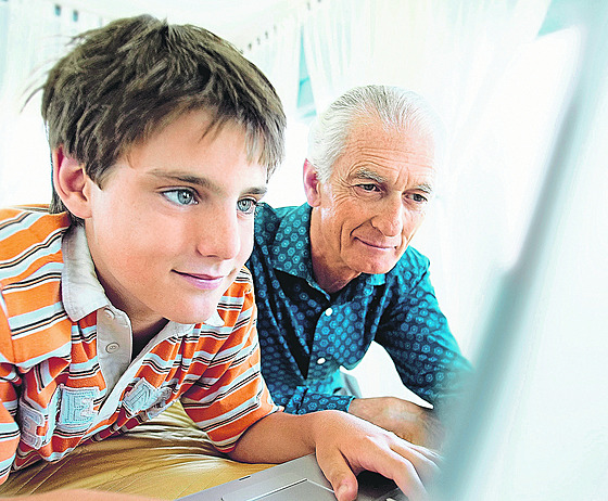 Tam, kde se astji setkávají vkov vzdálené generace, vládne podle zkueností...