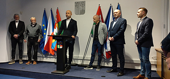 Setkání zástupc� Motoru, Jiho�eského kraje a Táboru. U �e�nického pultíku �éf...