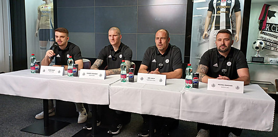 Tisková konference Dynama před startem jara. Zleva tiskový mluvčí Adam Černý,...