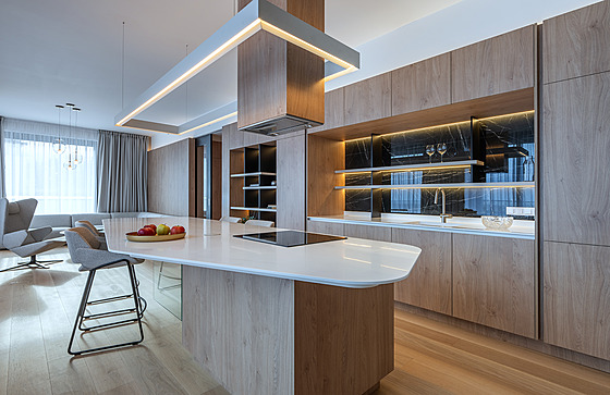 Kuchy�ský ostr�vek zastává rovnou dv� funkce: pracovní desky s integrovanou...