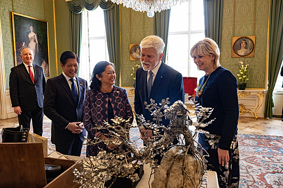 Stíbrnou vtev dostal prezident Petr Pavel od návtvy z Filipín. (28.1.2025)