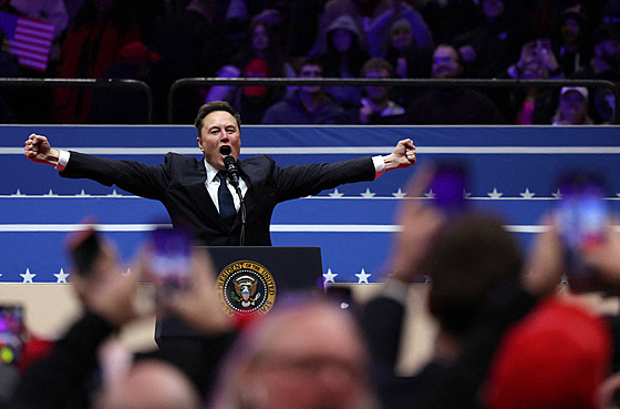 Elon Musk p�i d�kovné �e�i k p�íznivc�m v hale Capital One Arena ve...
