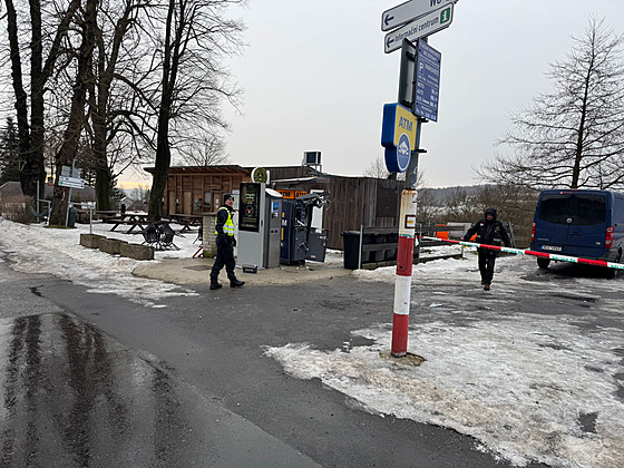 Násilné vniknutí do bankomatu za použití výbušniny vyšetřují kriminalisté v...