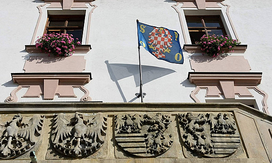 Olomoucký magistrát (na snímku vlajka msta na jeho budov) u bude brzy vlastnit zázemí zimní haly a míí do finále jednání o nákupu fotbalového Androva stadionu.