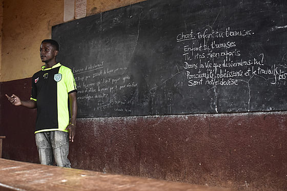V Kamerunu jako separatista  zapaloval �koly a raboval, nyní v jedné pracuje...